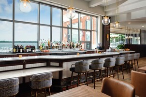 Serviert Mittagessen, Abendessen und Happy Hour