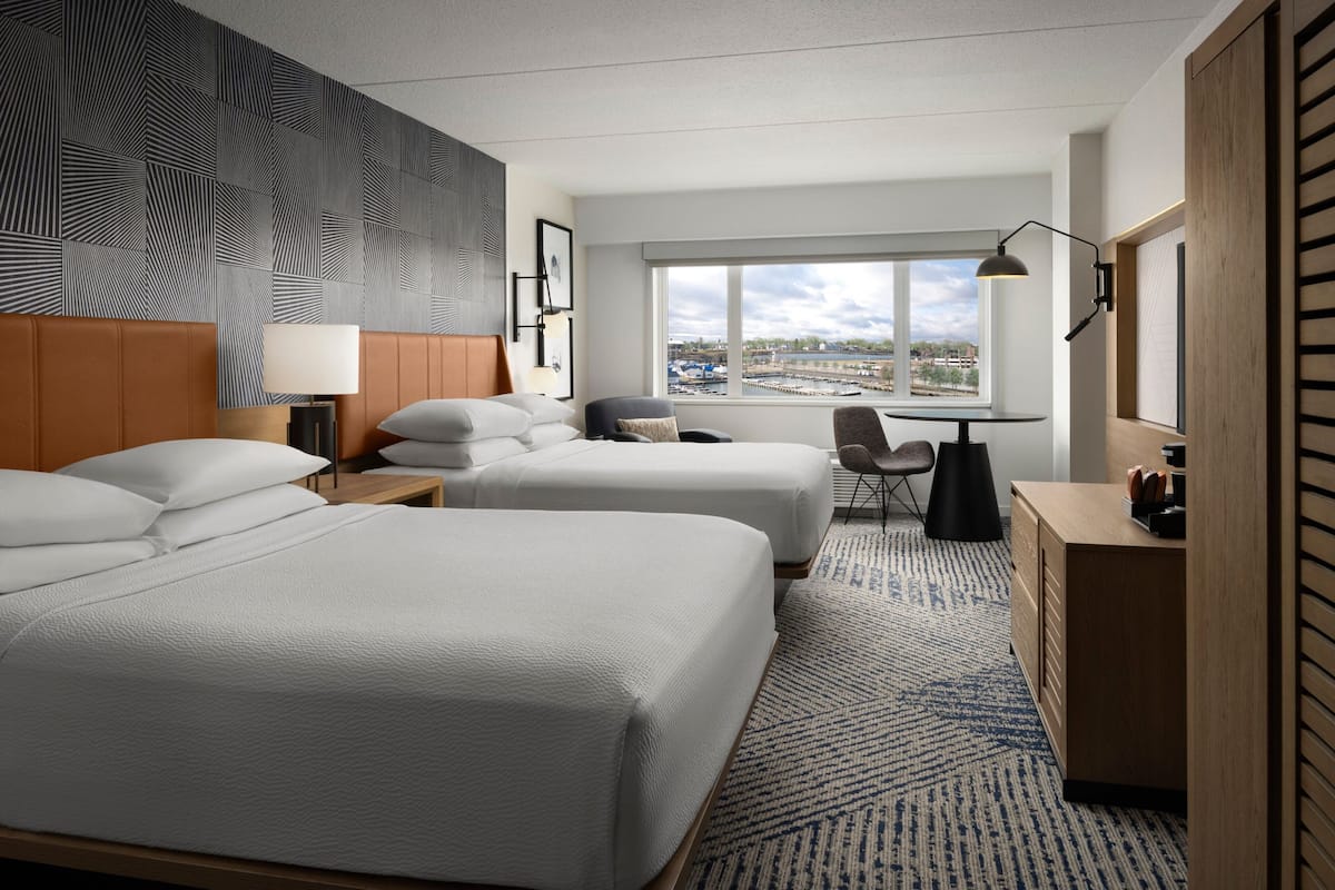 premium bedding, down duvets, in-room safe, desk