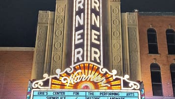 Das Marquee und der Eingang des Warner Theatre mit aufwendiger Gestaltung und klassischem Design.