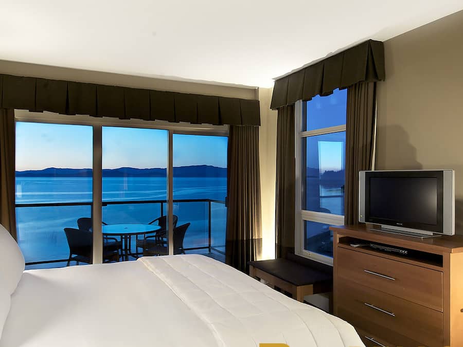 Premium bedding, desk, iron/ironing board, free WiFi