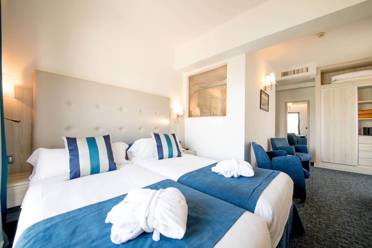 superior room, balcony, oceanfront | 1 bedroom, minibar, desk, blackout curtains