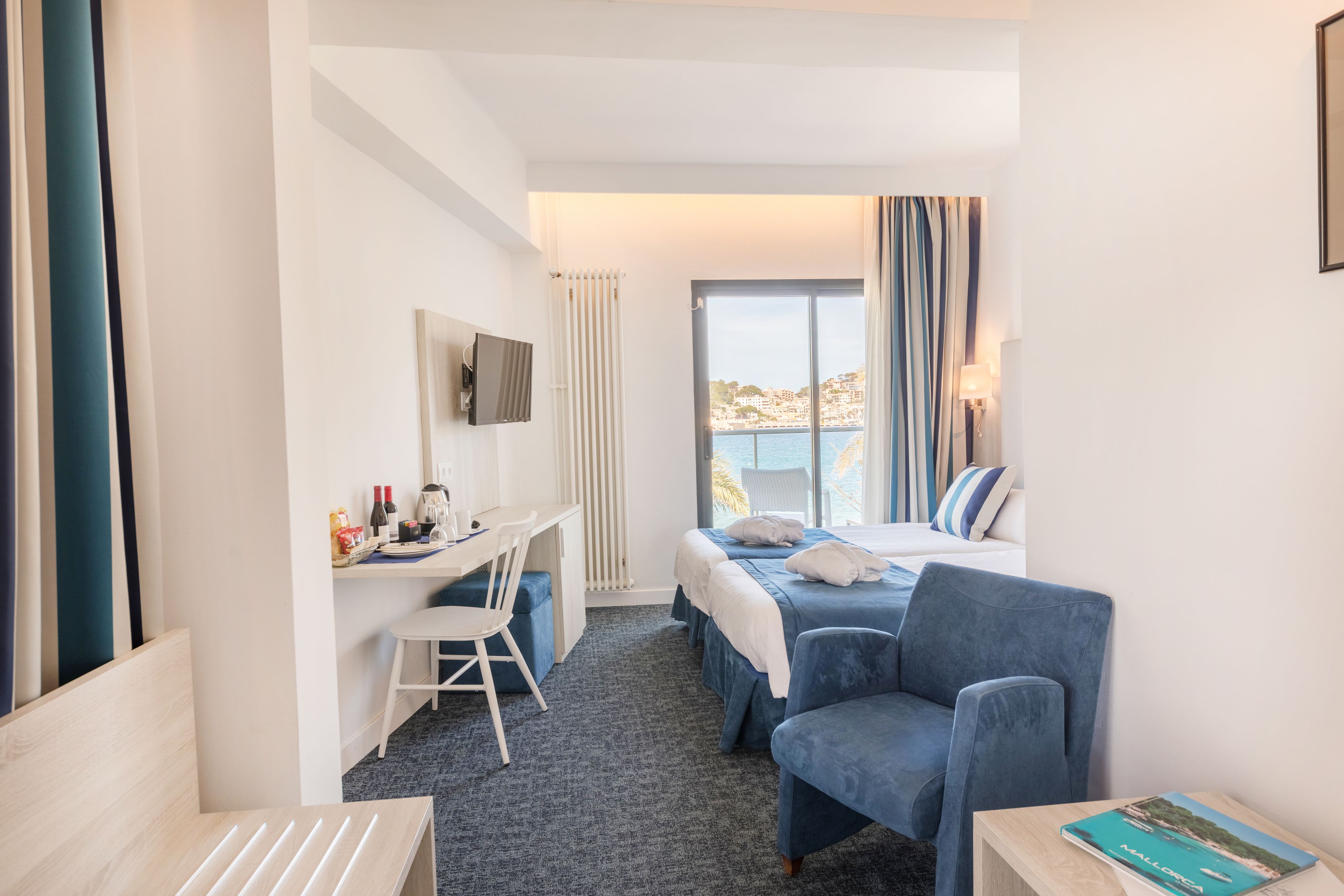 Superior kamer, balkon, aan zee | Een minibar, een bureau, verduisterende gordijnen