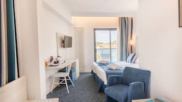 Superior kamer, balkon, aan zee | Een minibar, een bureau, verduisterende gordijnen
