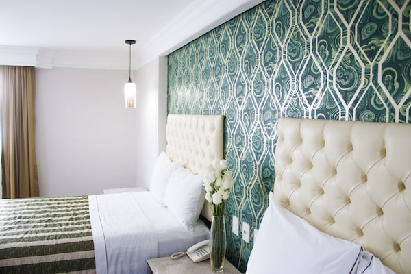 Suite, para no fumadores | Caja de seguridad en la habitación y escritorio