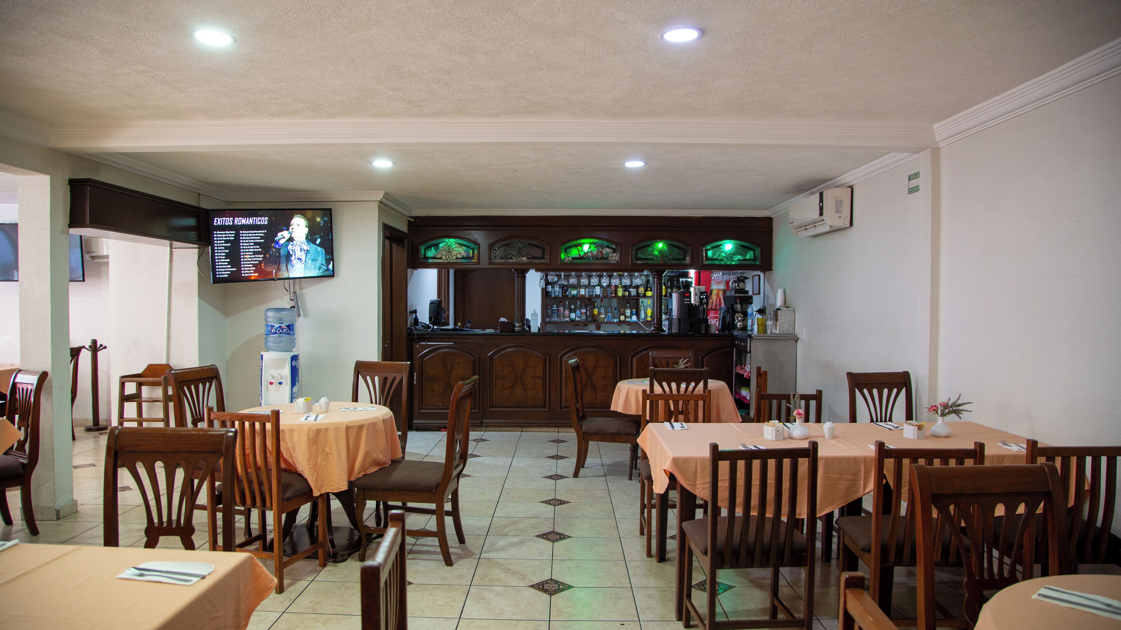 breakfast, lunch, dinner served; international cuisine