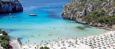 Una spiaggia nelle vicinanze, lettini da mare, ombrelloni