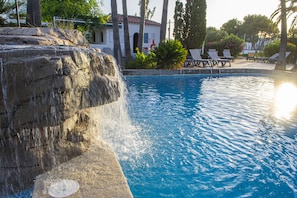 Piscine extérieure, parasols de plage, chaises longues