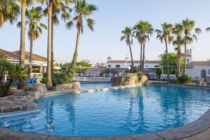 Una piscina al aire libre (de 09:00 a 19:00), sombrillas, tumbonas
