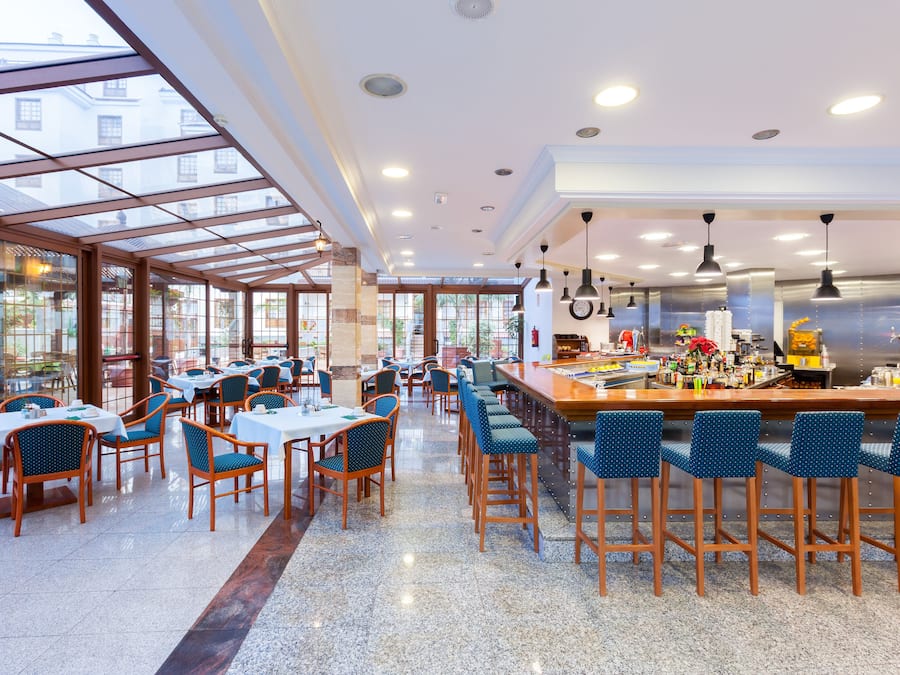 Serves breakfast, lunch and dinner