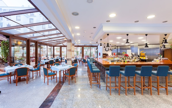 Serveert ontbijt, lunch en diner