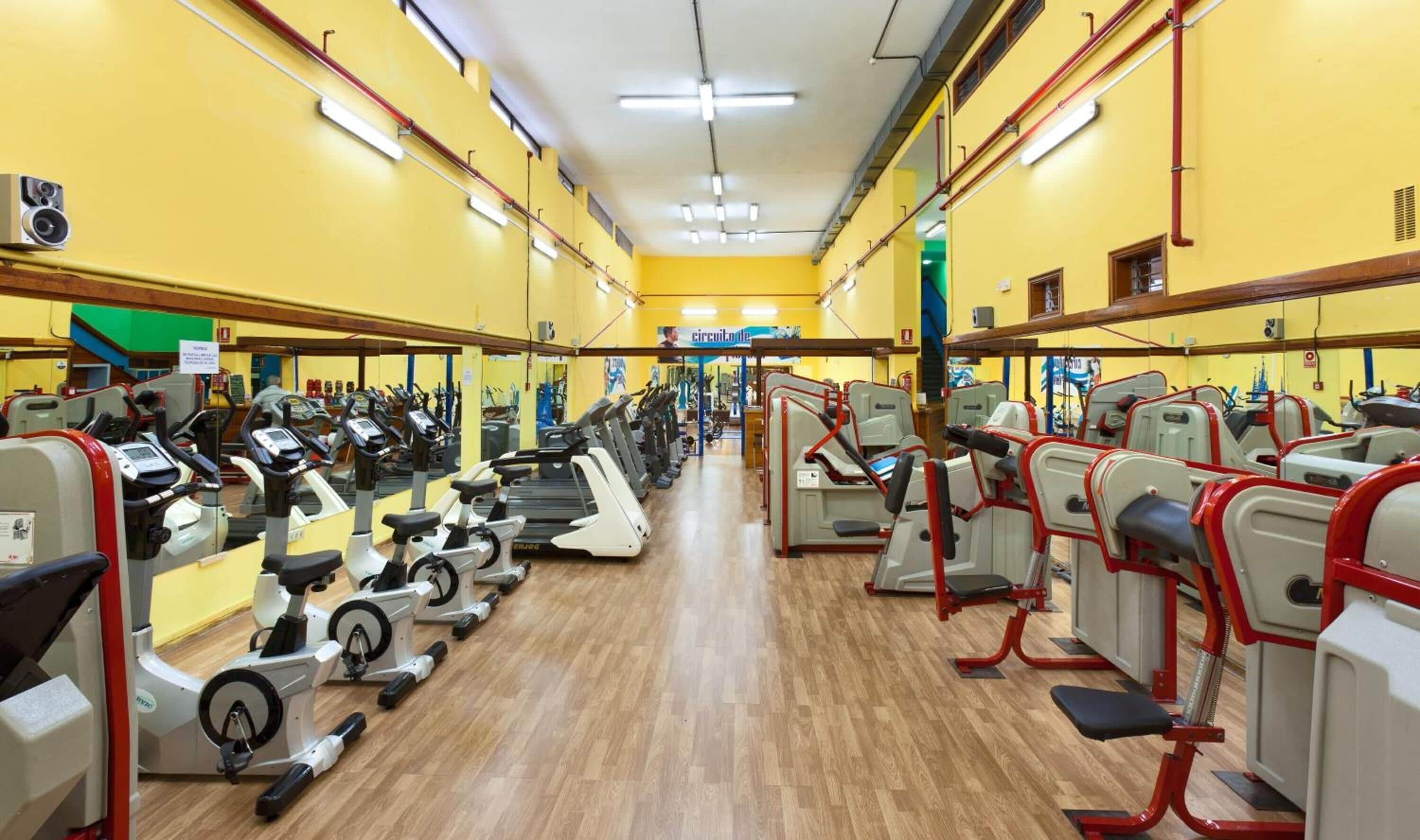 Ein Fitnessraum mit Laufbändern, Ergometer und Krafttrainingsgeräten.