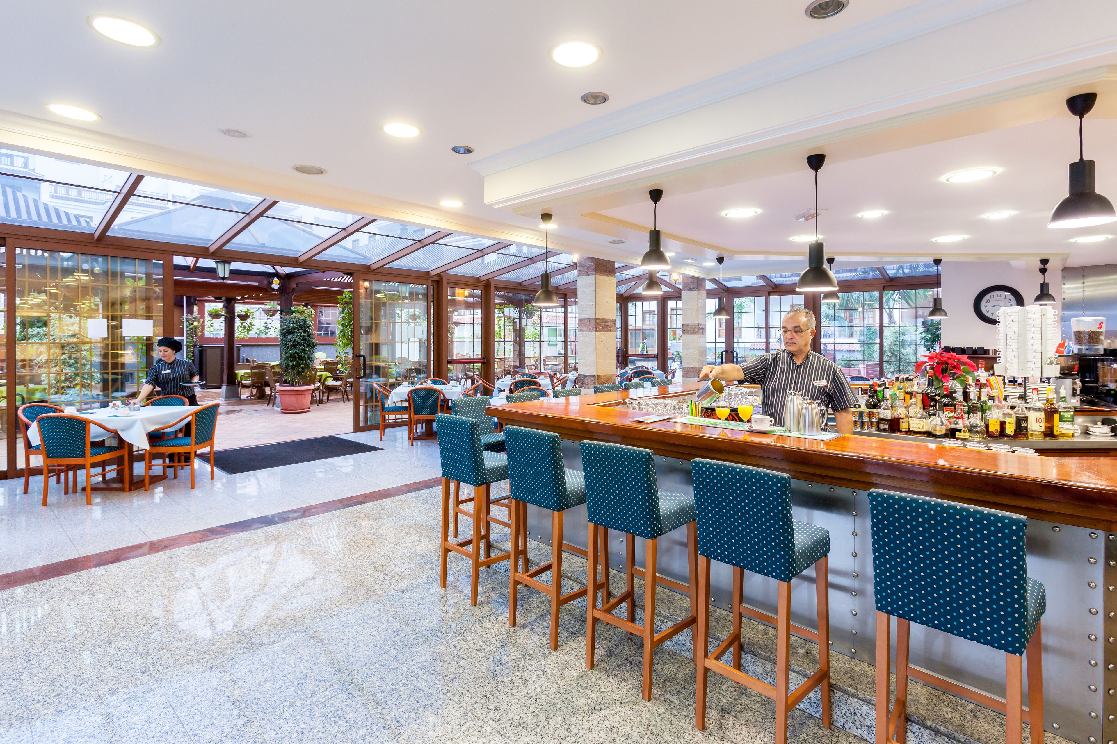 Serveert ontbijt, lunch en diner