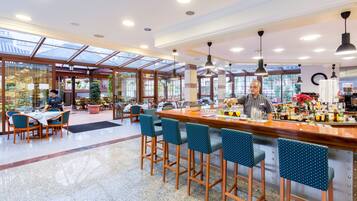 Serveert ontbijt, lunch en diner