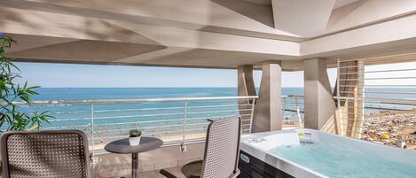 Een buitenzwembad en ligstoelen