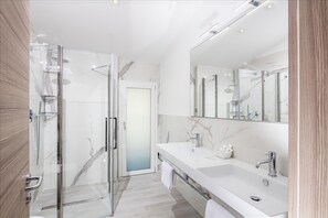 Dusche, kostenlose Toilettenartikel, Haartrockner, Handtücher