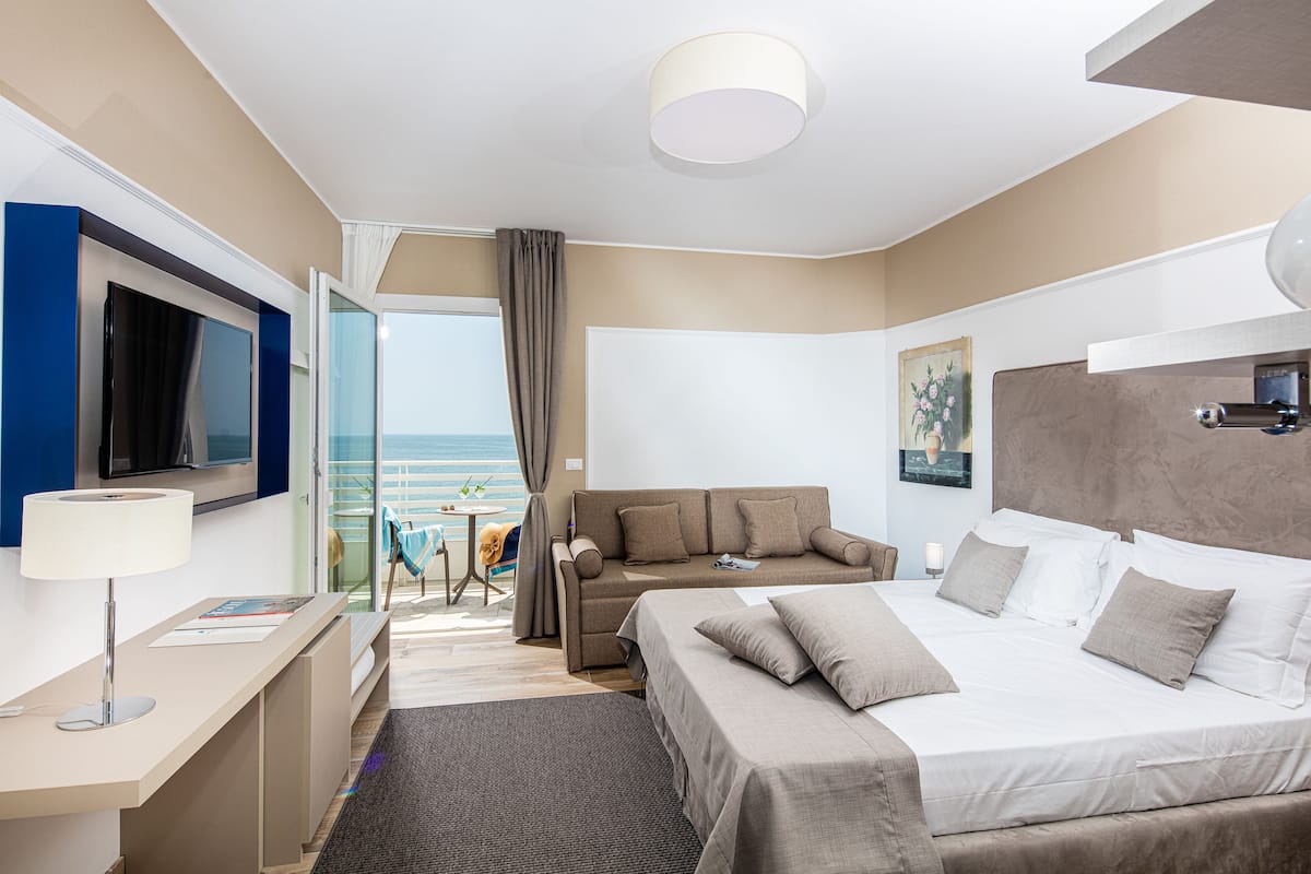 Minibar, in-room safe, desk, WiFi (free)