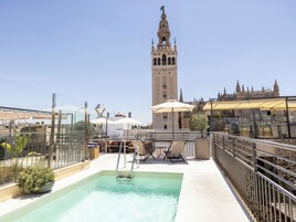 Piscina externa, espreguiçadeiras