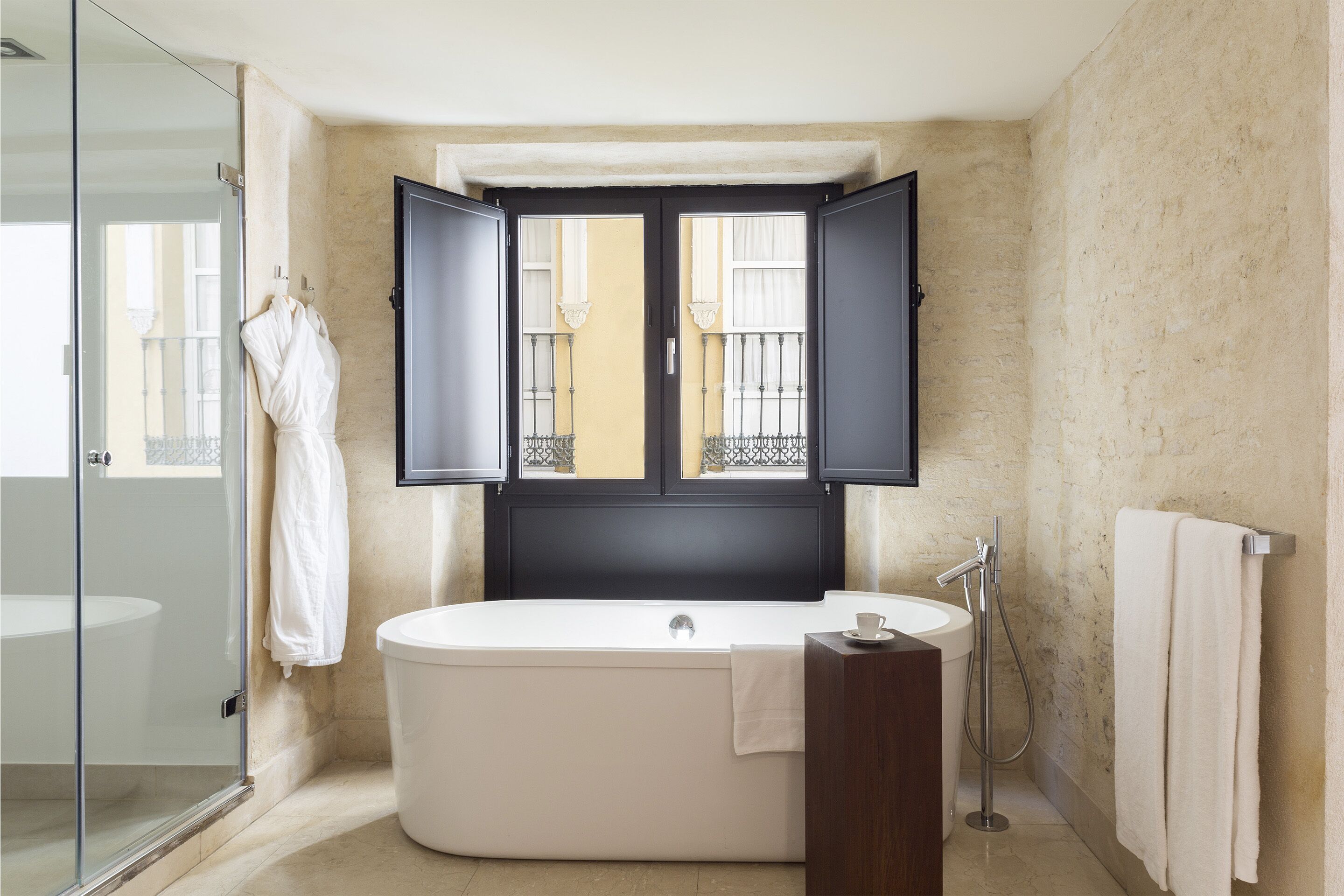 Junior Suite Views | Bathroom
