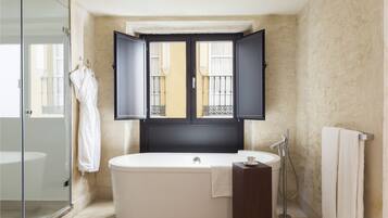 Junior Suite Views | Bathroom