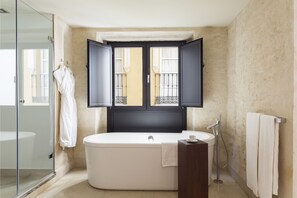 Junior Suite Views | Bathroom | Designer toiletries, hair dryer, bathrobes, towels - EME Catedral Mercer Hotel (Seville)