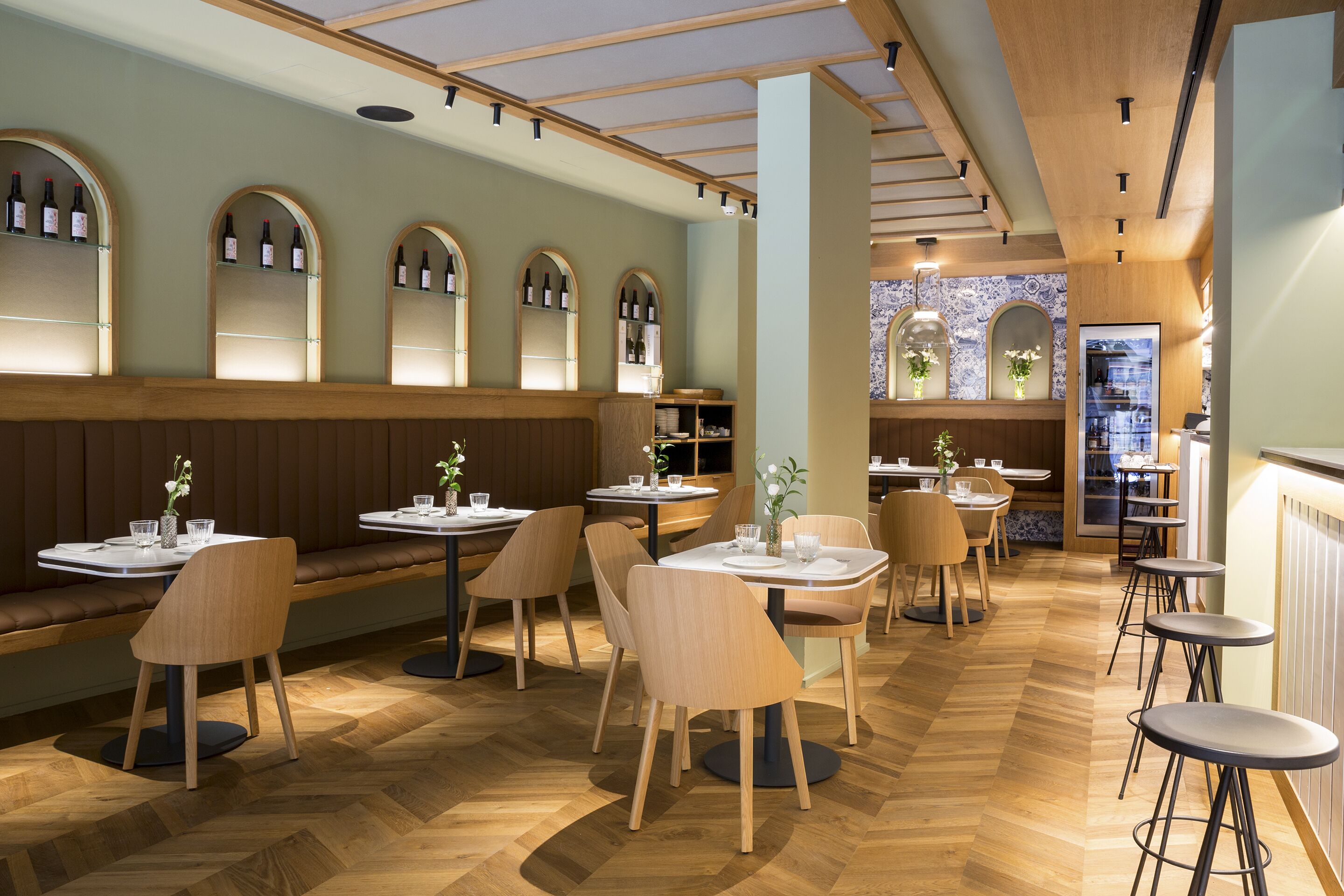 2 restaurants; lunch and dinner served