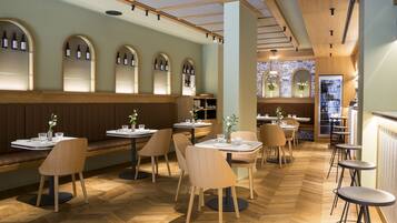 2 restaurants; lunch and dinner served