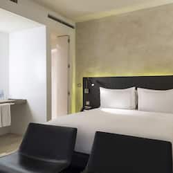 Habitación superior | 1 habitación, ropa de cama de alta calidad, edredón y minibar