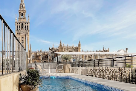 Outdoor pool, sun loungers. EME Catedral Mercer Hotel