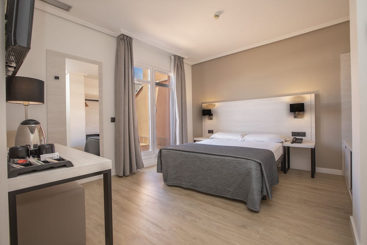 Zweibettzimmer | Minibar, Zimmersafe, Schreibtisch, laptopgeeigneter Arbeitsplatz