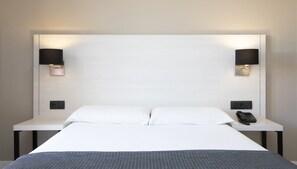 Minibar, in-room safe, desk, laptop workspace - Hotel Porcel Ganivet (Madrid)