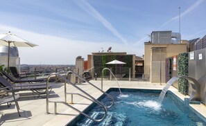 Piscine extérieure (ouverte en saison), parasols de plage
