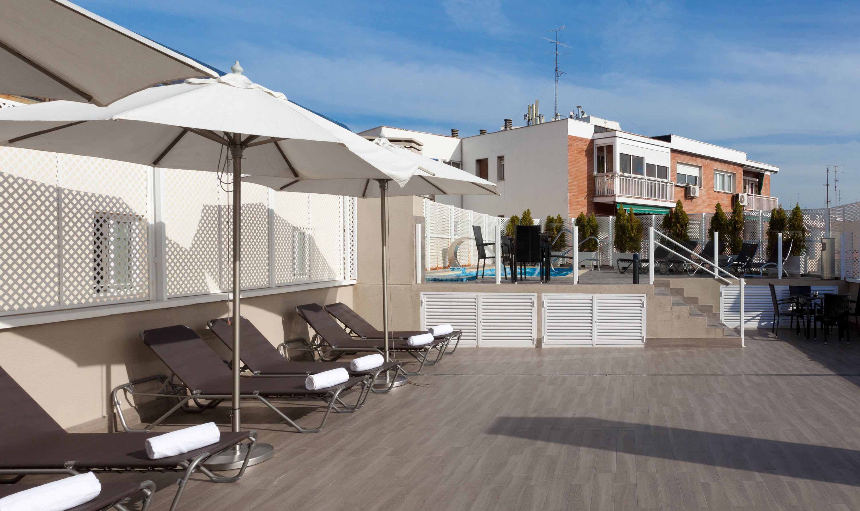 Una piscina al aire libre de temporada (de 12:00 a 20:00), sombrillas