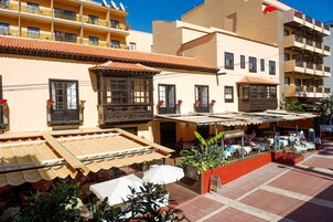 2 restaurantes; se sirve desayuno, almuerzo y cena; cocina internacional
