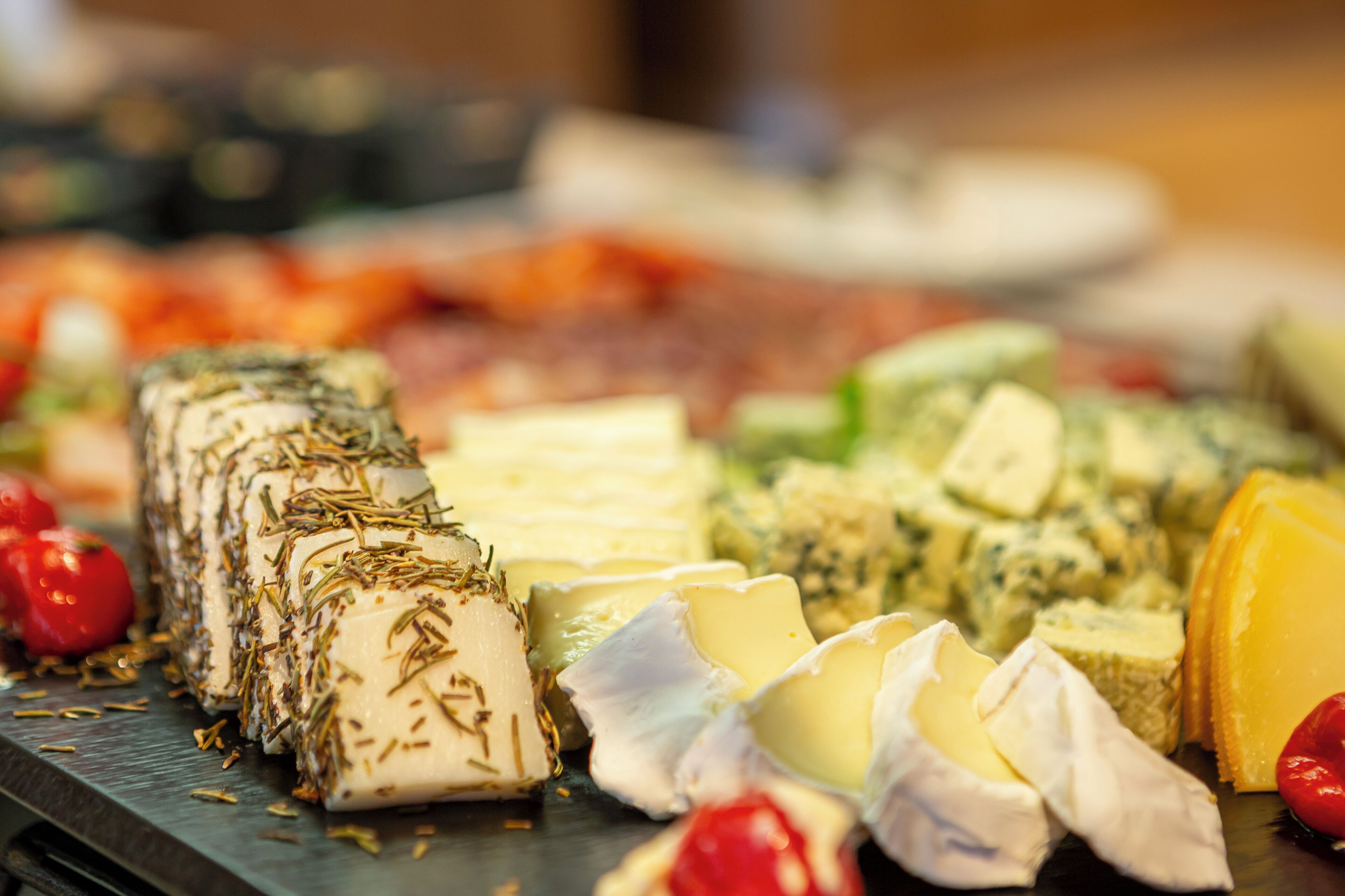 Un assortiment de fromages et de fruits présentés sur un plateau.