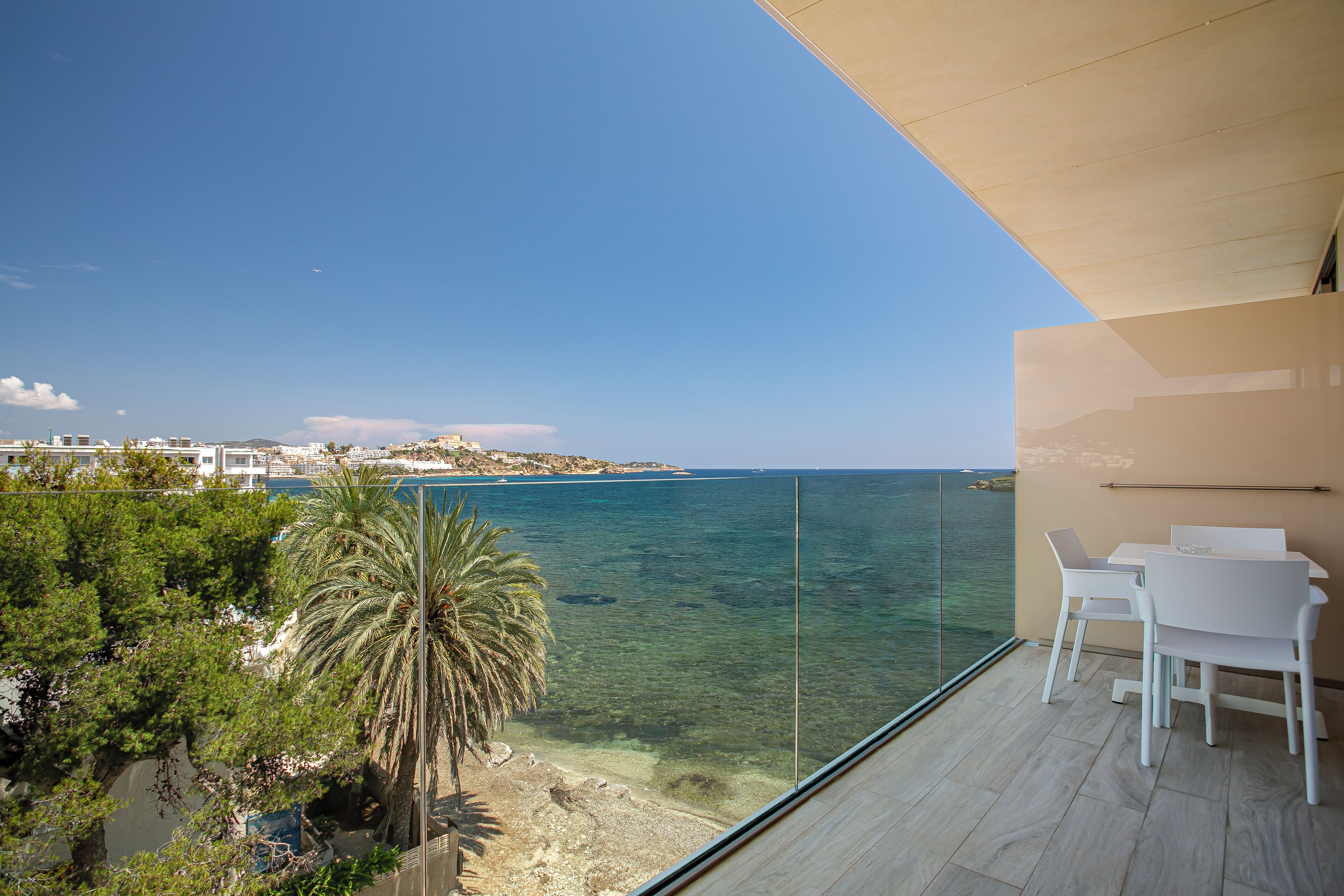 Un balcón con vistas despejadas al mar y a la costa lejana.