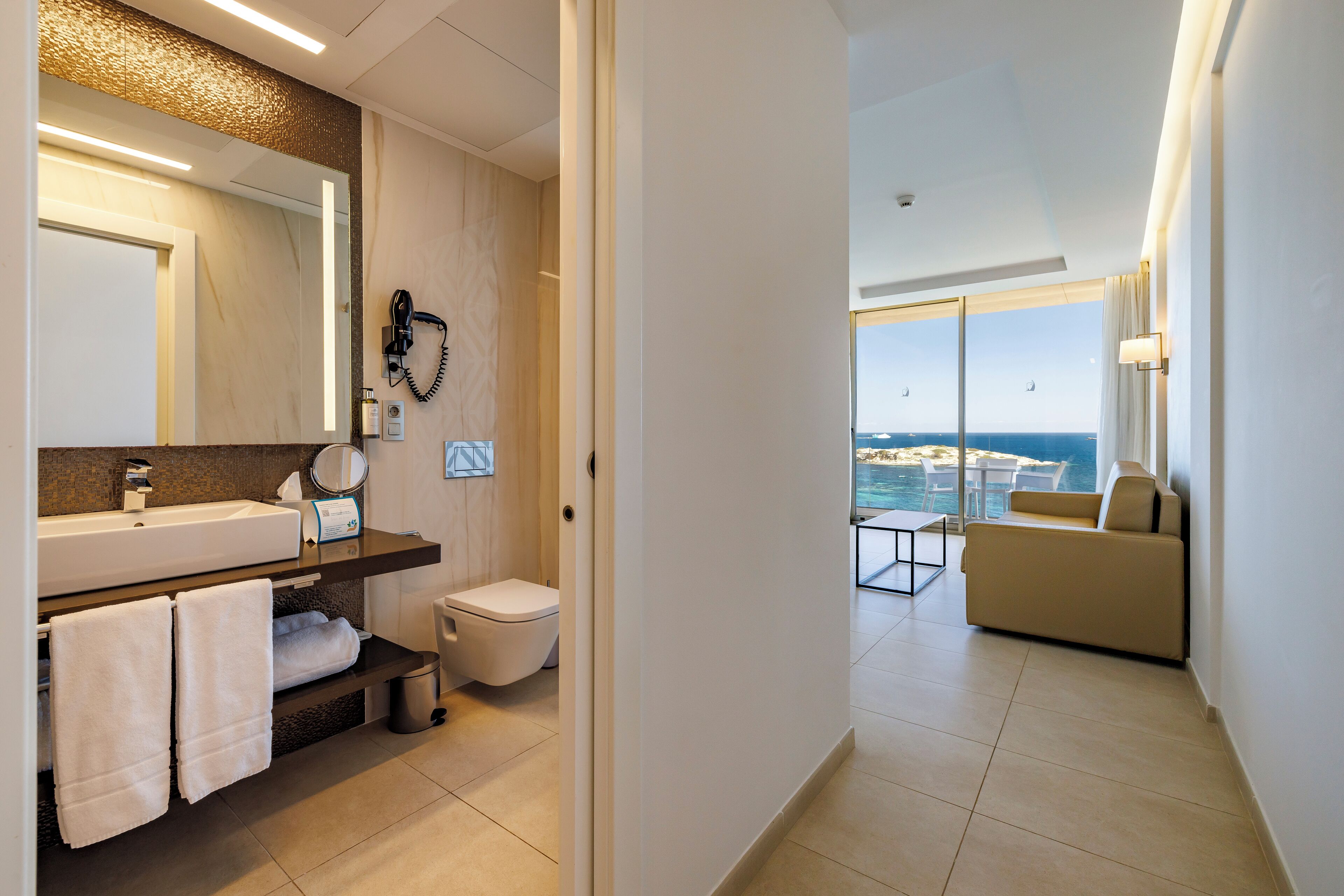 junior suite, sea view | bathroom | free toiletries, hair dryer, towels