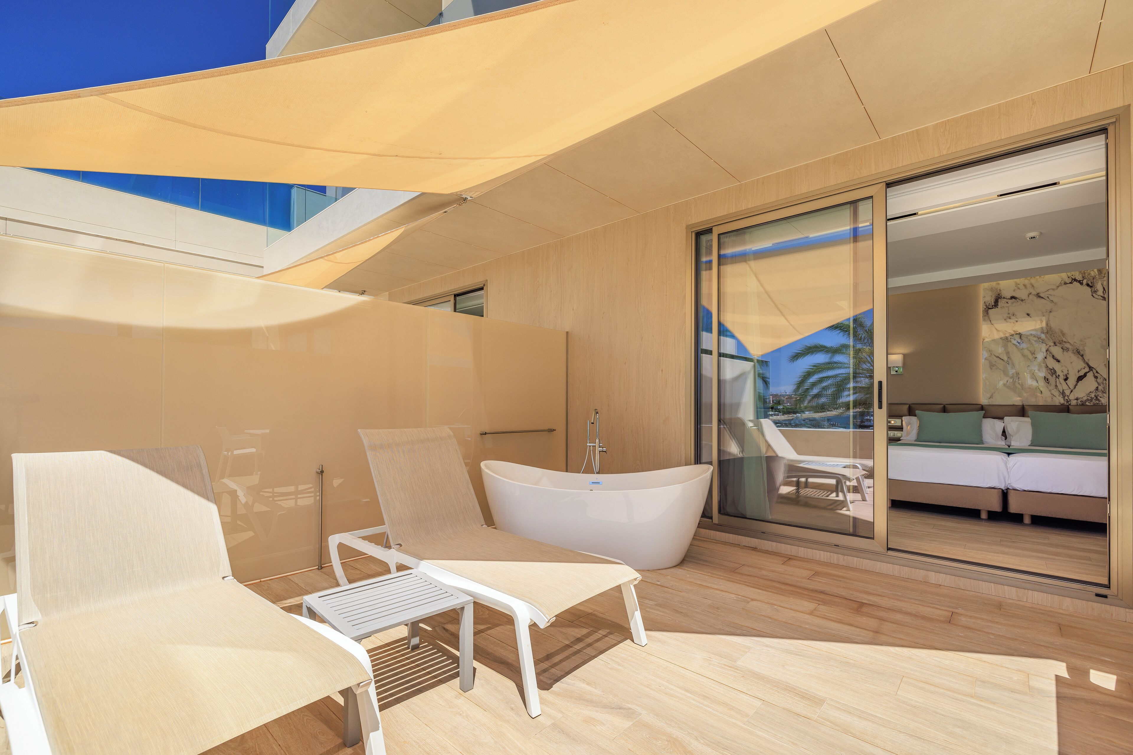 Habitación Deluxe, bañera de hidromasaje, vistas al mar | Terraza o patio