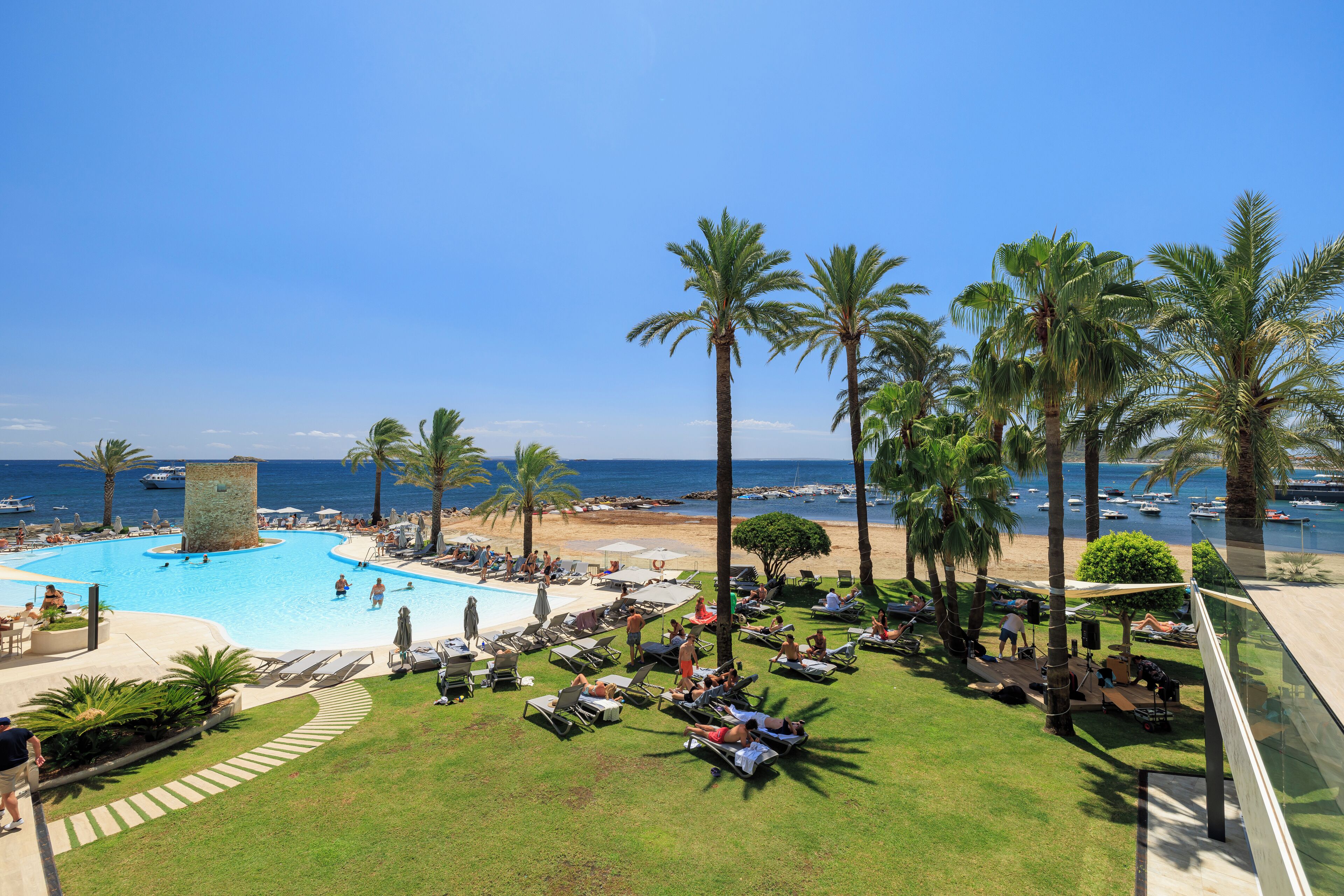 Deluxe Room, Jetted Tub, Sea View | Down comforters, minibar, in-room safe, desk