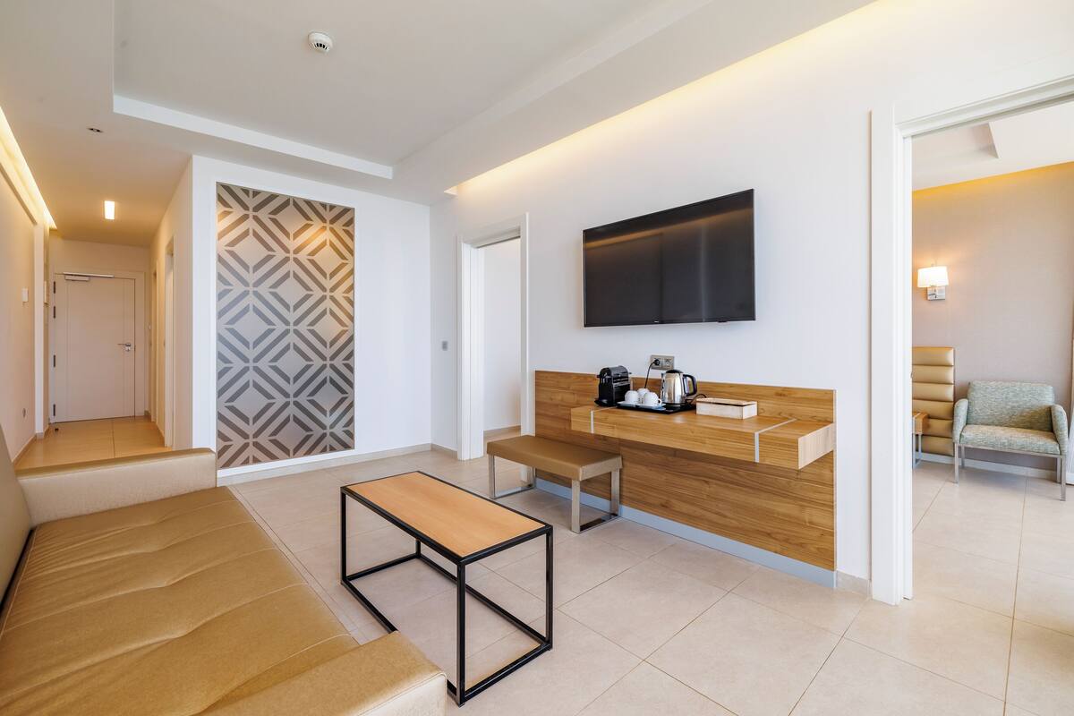 junior suite, sea view | living area | 43-inch flat-screen tv with satellite channels, tv