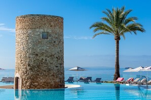 Piscina all'aperto, ombrelloni da piscina, lettini