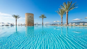 Piscine extérieure, parasols de plage, chaises longues