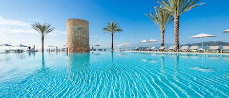 Piscine extérieure, parasols de plage, chaises longues