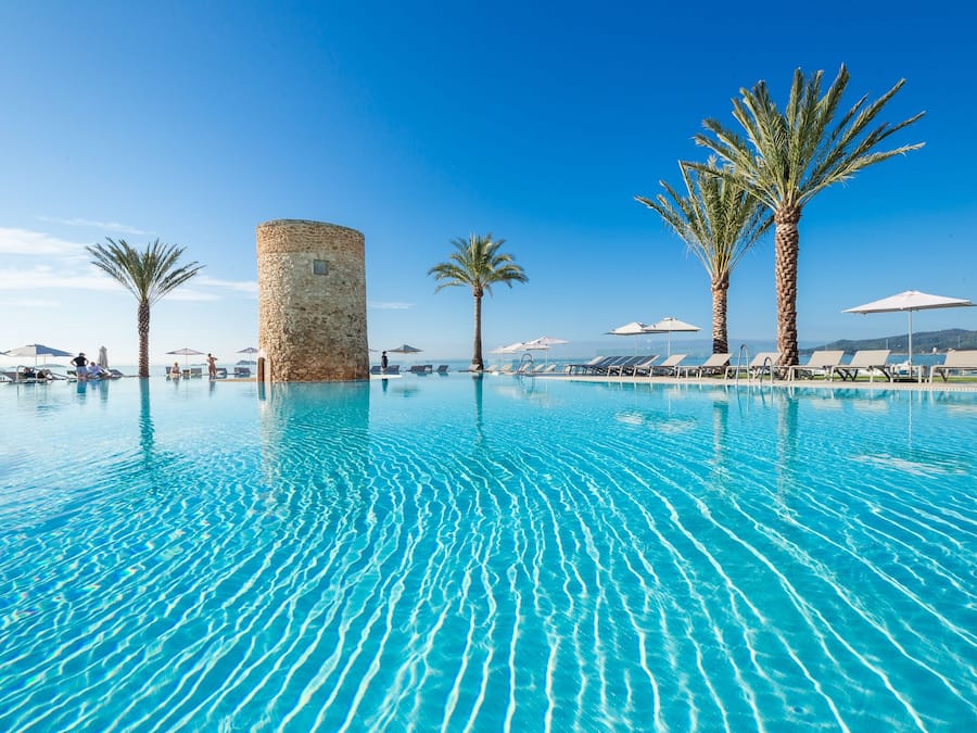 Utendørsbasseng, bassengparasoller og solsenger