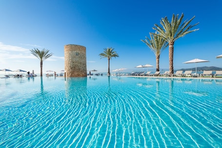 Outdoor pool, pool umbrellas, sun loungers