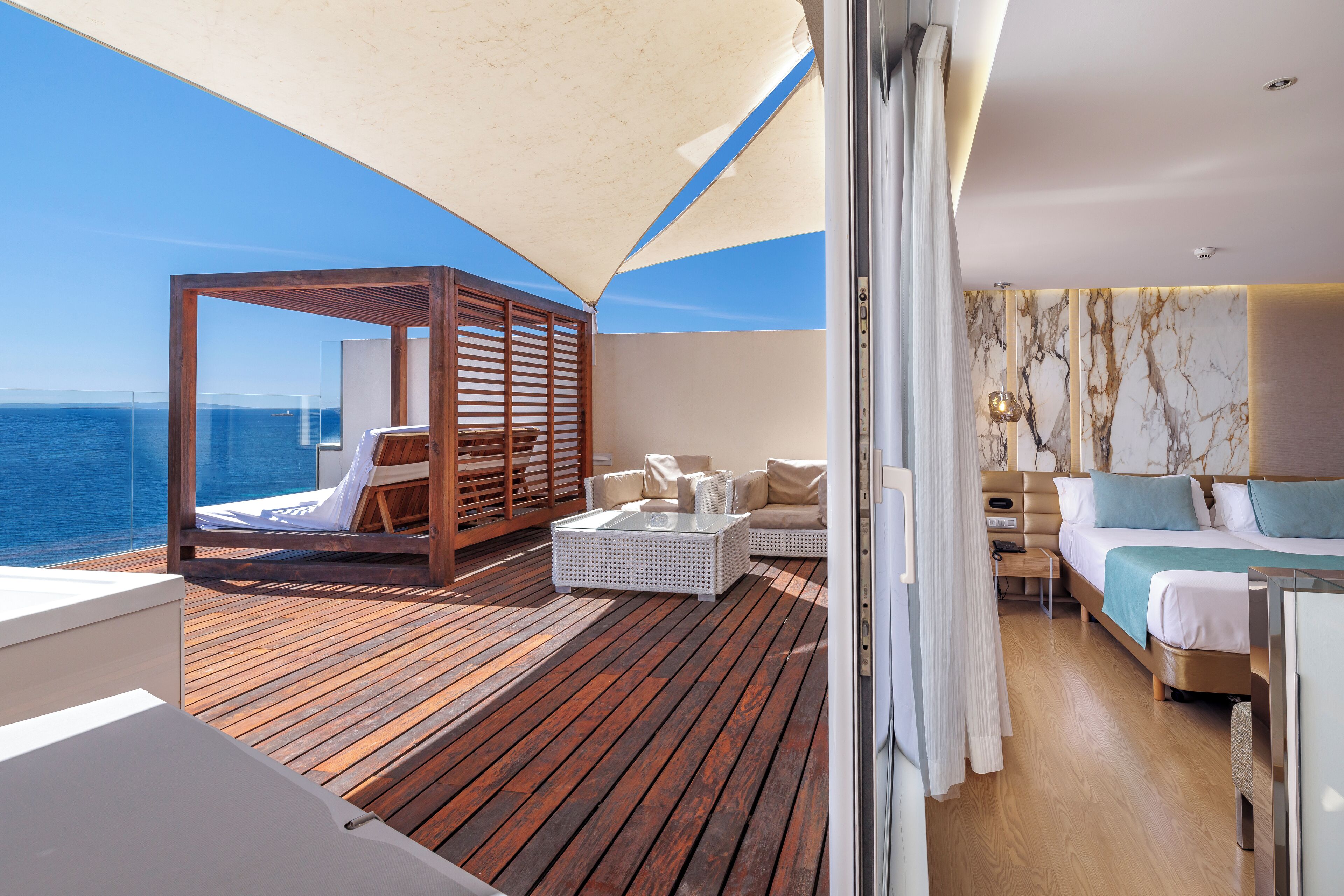 Panoramic Penthouse, Jetted Tub, Sea View (Suite) | Down comforters, minibar, in-room safe, desk