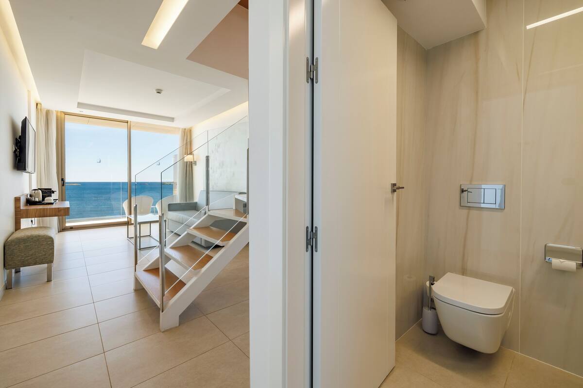 panoramic duplex, jetted tub, sea view (suite) | living area | 43-inch flat-screen tv with satellite channels, tv