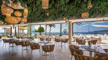2 restaurants; breakfast, lunch, and dinner served