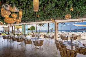 2 restaurants, breakfast, lunch, dinner served; international cuisine