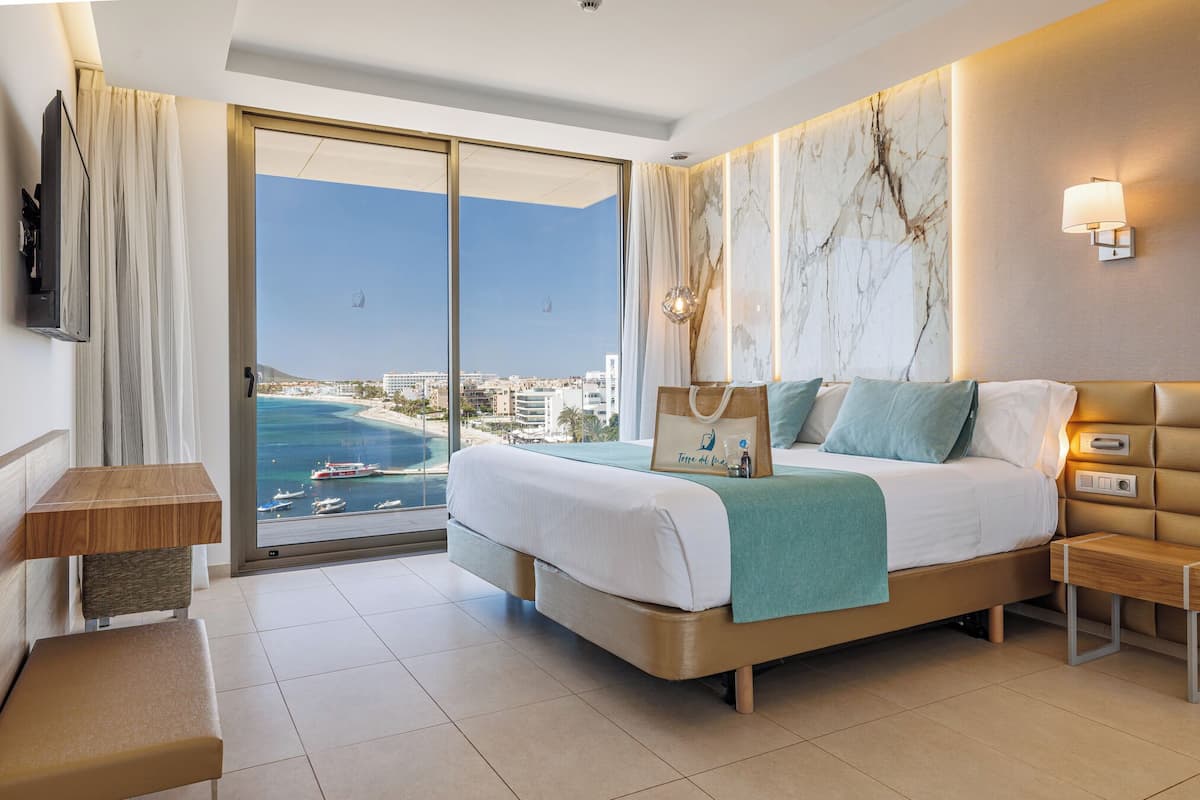 grand suite, jetted tub, sea view | 1 bedroom, down duvets, minibar, in-room safe