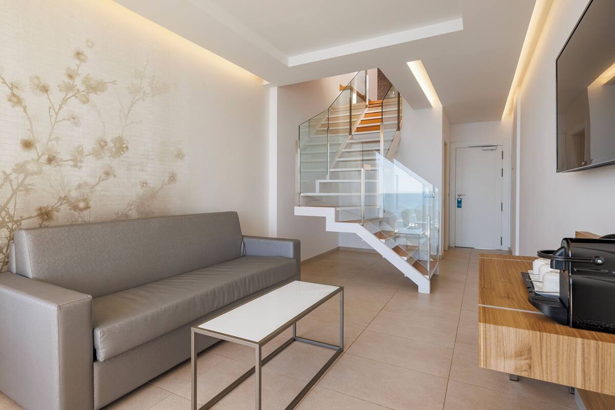 panoramic duplex, jetted tub, sea view (suite) | living area | 43-inch flat-screen tv with satellite channels, tv